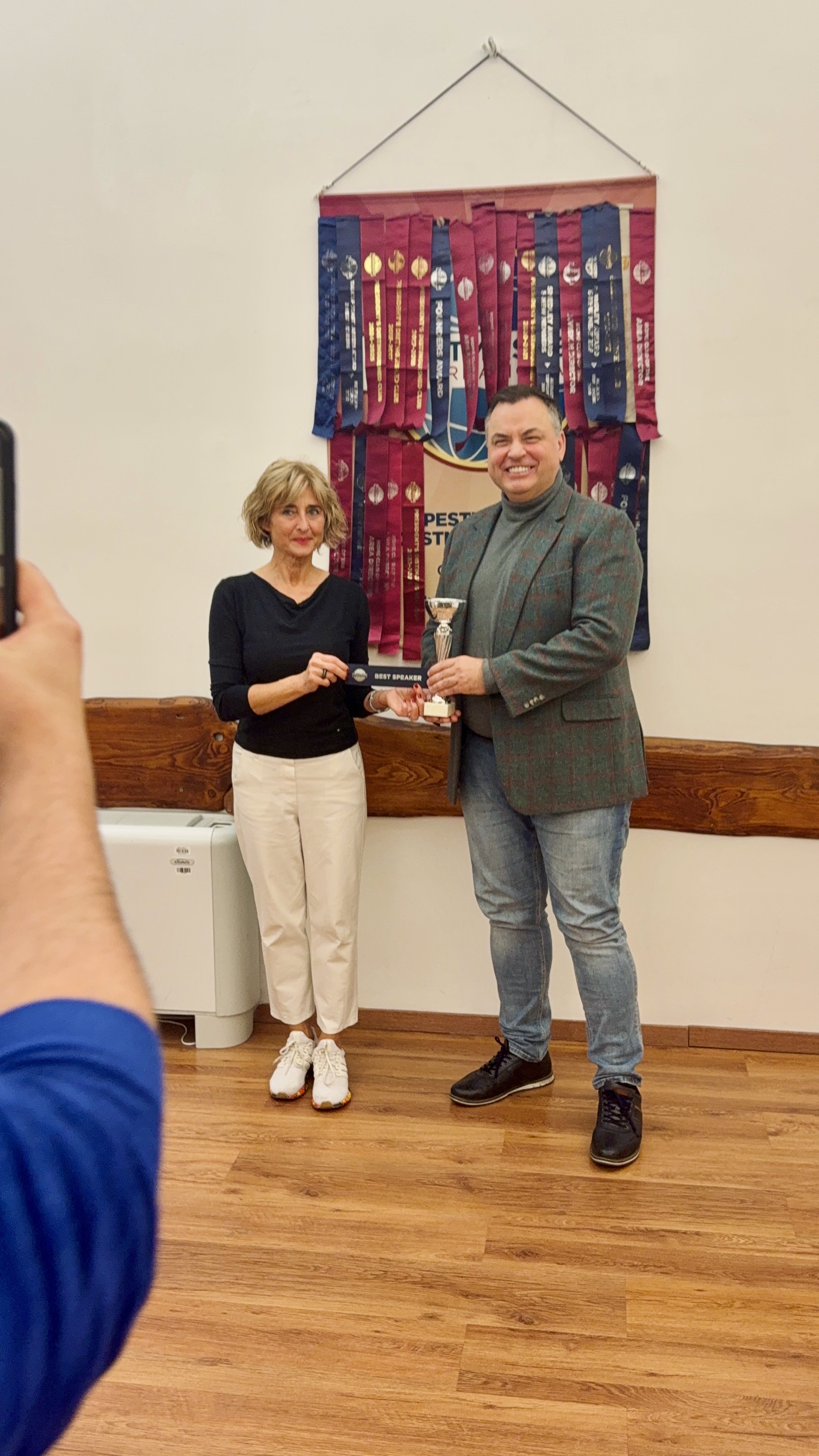 A legjobb szónoknak járó díj átadása egy budapesti Toastmasters-esten