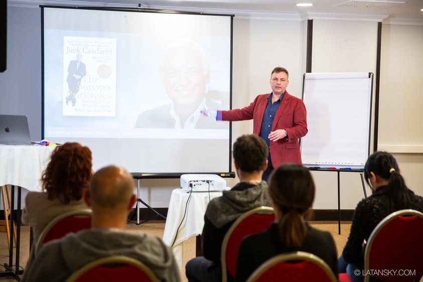 Mykola Latansky egy csoportot tanít Budapesten