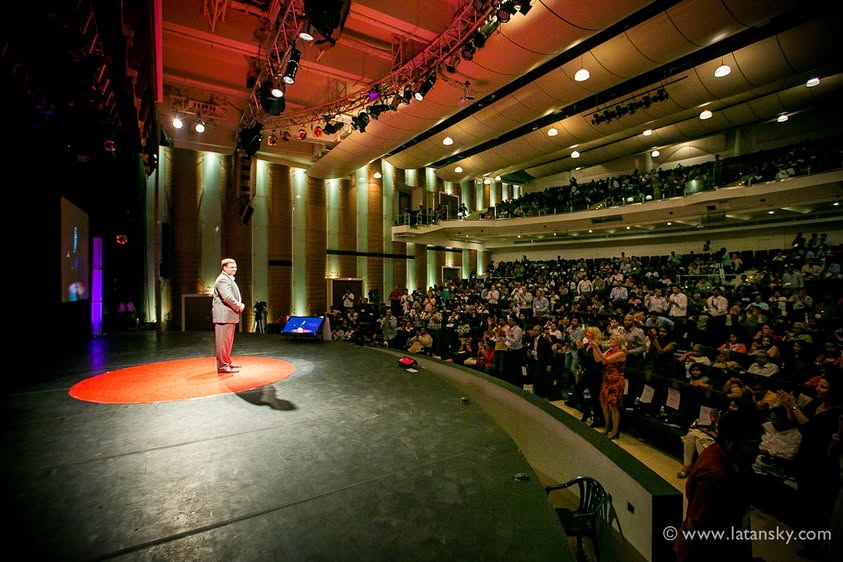 Mykola Latansky és a földszinti, illetve erkélyen ülő közönség a TEDx Chennai színpadáról nézve