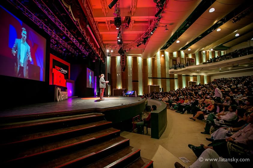 Mykola Latansky a TEDx Chennai színpadán, mellette a nézőtérrel